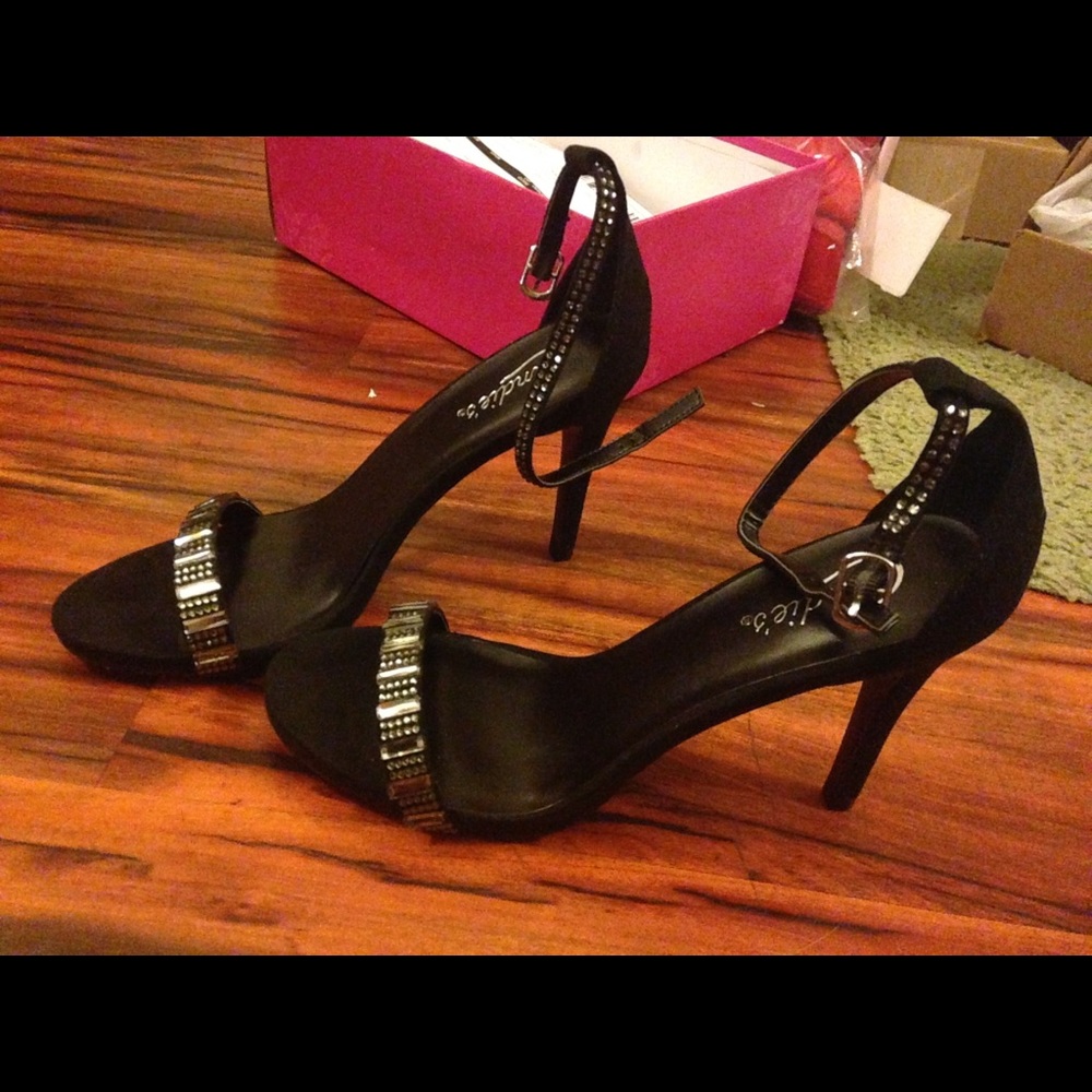 BEAUTIFUL NEW candies heels! Size 8.5